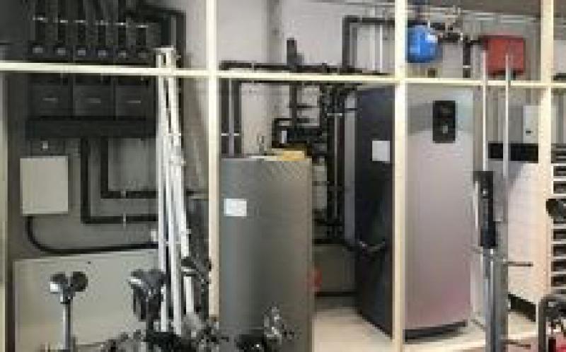 獨立式住宅，配有太陽能電池和地熱空調