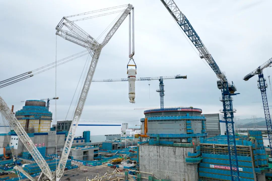 海陽核電4號機組首臺蒸汽發(fā)生器吊裝就位