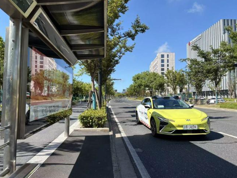 上海臨港首批無人駕駛智能網(wǎng)聯(lián)出租車正式開放運(yùn)營