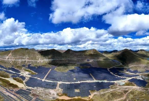 國內(nèi)在建最高海拔大型地面集中式光伏項目首次并網(wǎng)