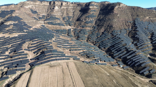 山西懷仁100兆瓦光伏發(fā)電項目首批并網發(fā)電